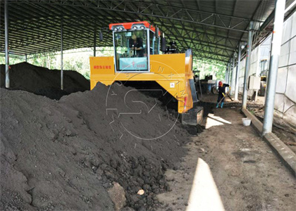 Manure Crawler type composting Machine working site