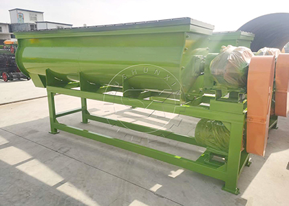 Mixing machine for poultry manure powder with other materials