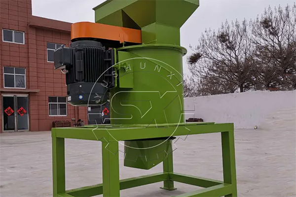 Crushing machine for poultry waste fertilizer powder making